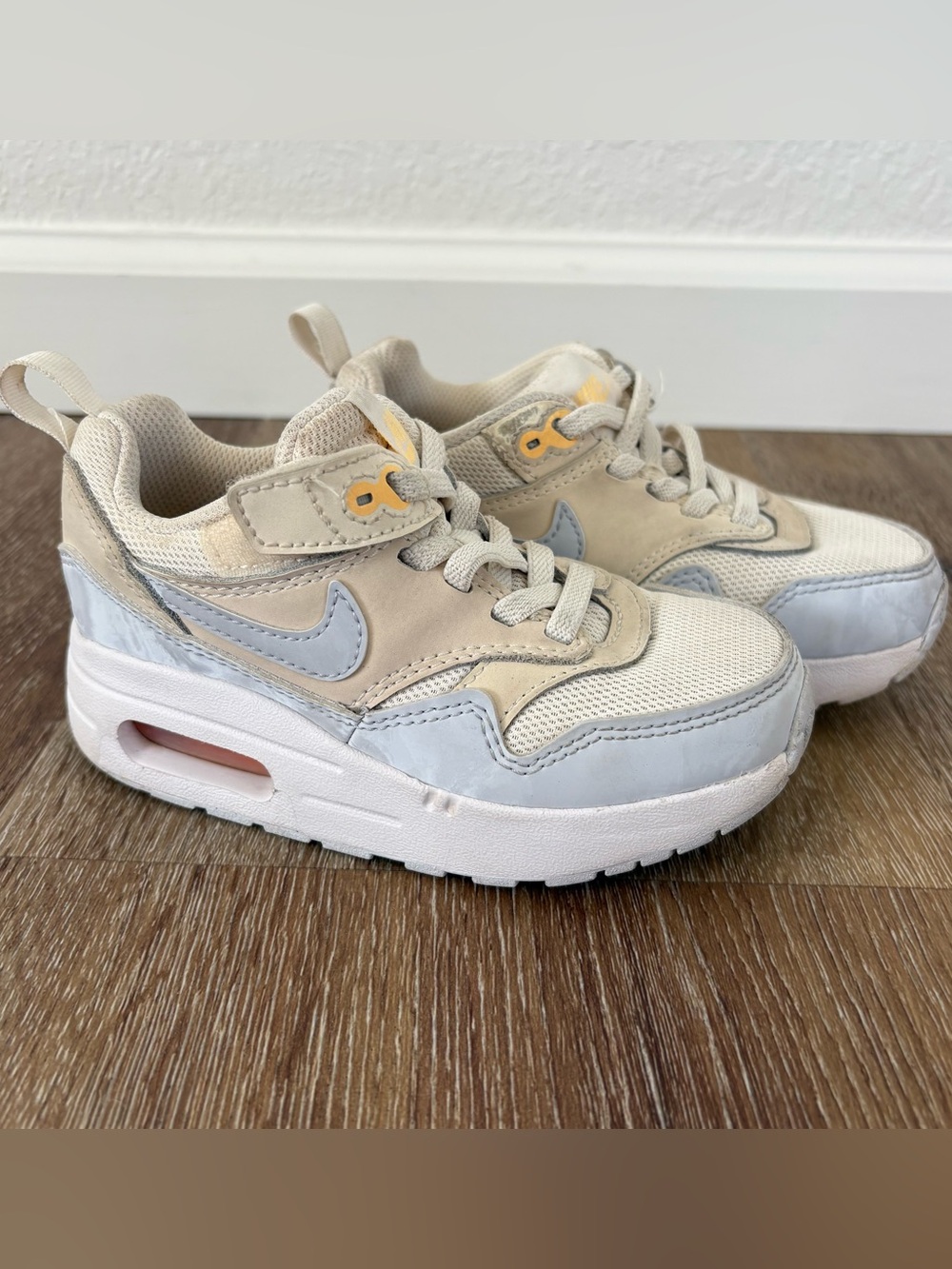 Nike Kids Air Max 1 EasyOn in Pale Ivory/Melon Tint/White/Football Grey Size: 9C